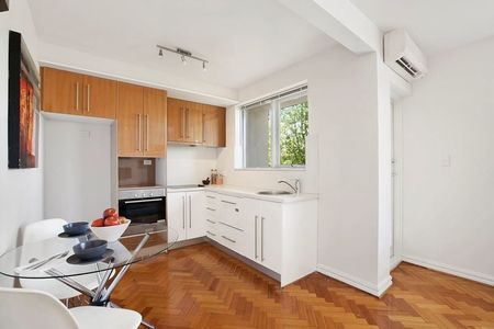 Light-Filled 1-Bedroom Gem in the Heart of Armadale - Photo 2