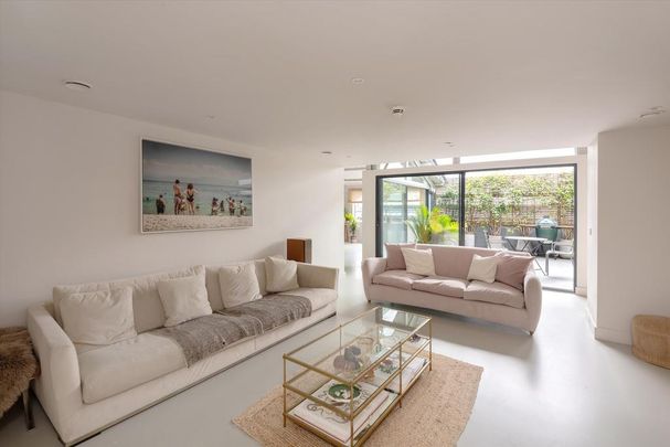 5 bedroom flat to rent - Photo 1