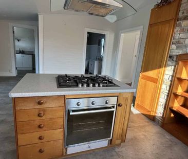 GENUINE CHARACTER - 3 Bedrooms - Photo 2