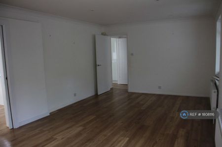 4 bedroom detached house to rent - Photo 4