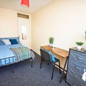 4 bedroom townhouse to rent - Photo 2