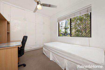 Great Location - Walk to the University - Photo 2