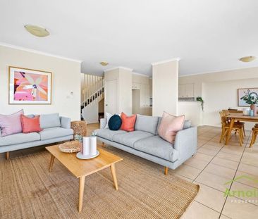 Spacious Townhouse - Photo 6