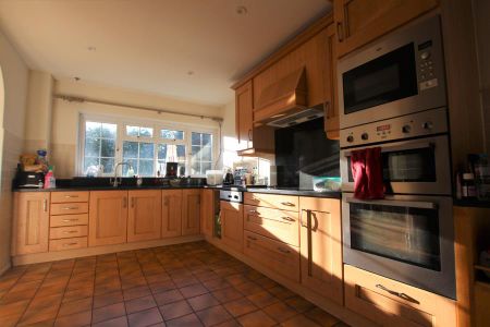Old Avenue, West Byfleet - 5 bedrooms Property for lettings - Seymours - Photo 3
