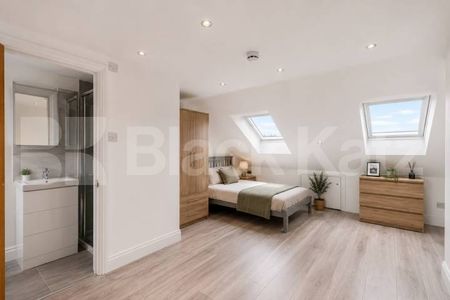 Stunning Six Bedroom House with Three Bathrooms & Private Garden - Photo 4