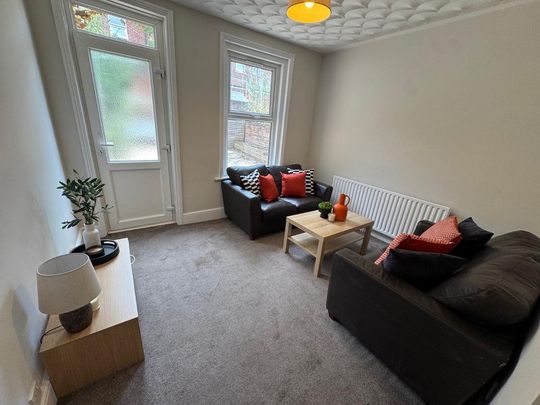 4 bedroom semi-detached house to rent - Photo 1