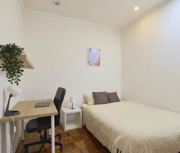 Room for rent in 11-bedroom house in Santa Cruz, Lisbon - Photo 6