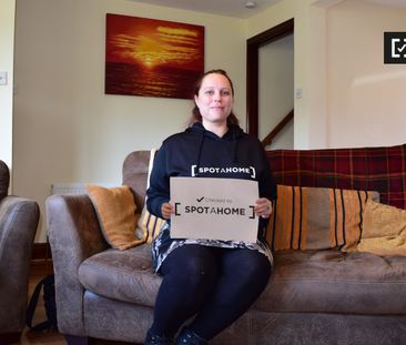 Great room in 3-bedroom apartment in Cabra, Dublin - Photo 1