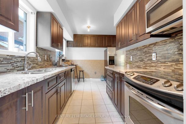 For Lease - 431 Carruthers Avenue, Newmarket, Ontario - Photo 1