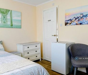 1 bedroom in a house share to rent - Photo 2