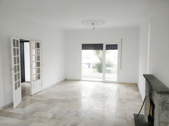 Apartamento T3+1 em moradia isolada na Charneca da Caparica - Photo 1