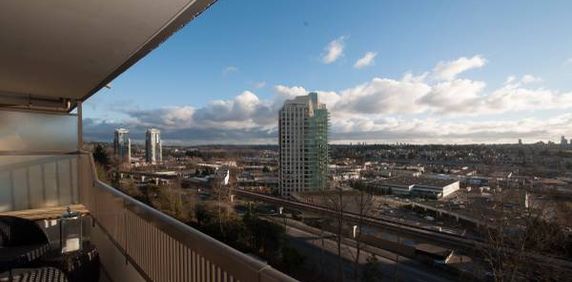 Brentlawn Towers: Renovated 2 Bedroom Suite - Photo 2