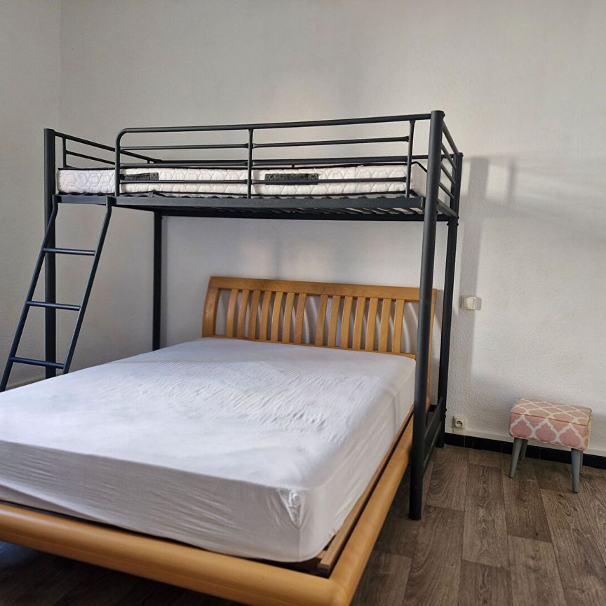 A LOUER T2 MEUBLE 1ER ETAGE PORT LA NOUVELLE - Photo 1