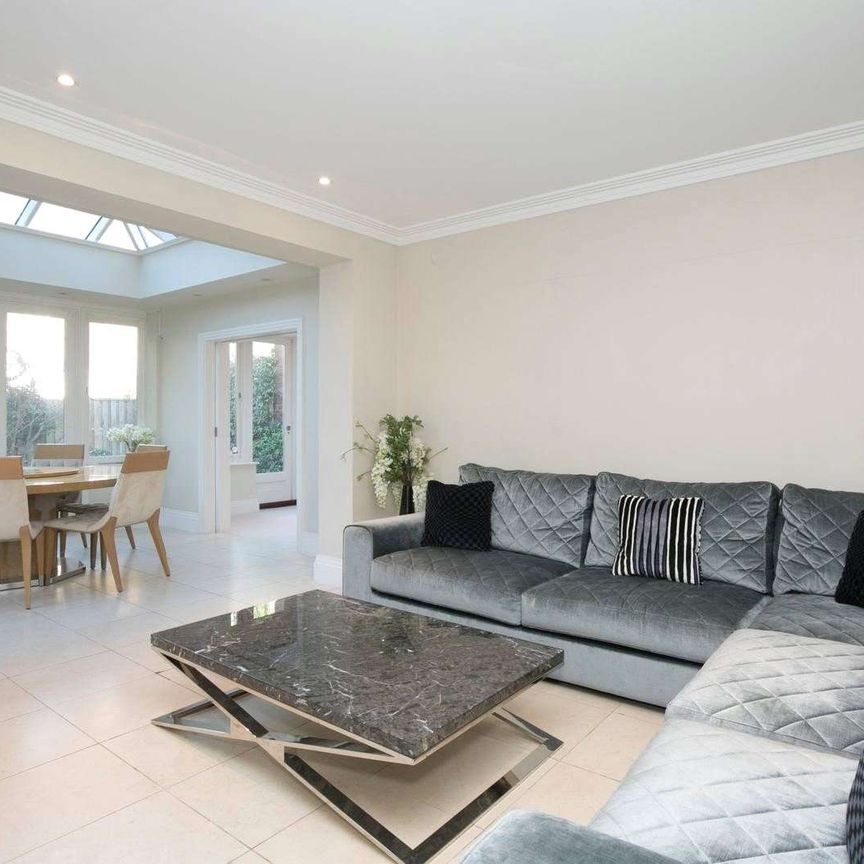 Spacious five bedroom detached family home in the desirable Richmond Lock development - Photo 1