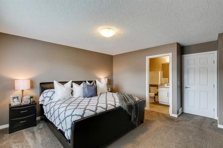 Legacy Family Home With Bonus Room & Wet Bar | A/C | Garage - Photo 4