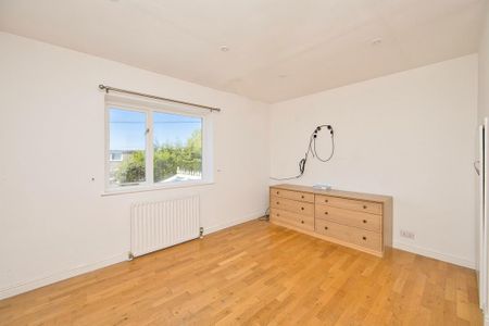 4 bedroom semi-detached house to rent - Photo 2