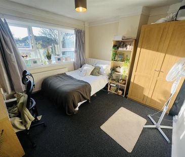 4 bedroom semi-detached house to rent - Photo 4