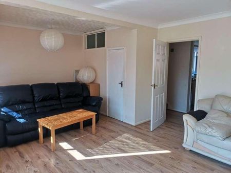 Bedroom Semi Detached House In Winton, BH9 - Photo 4