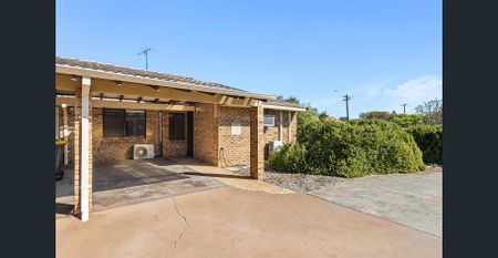 Spacious Villa with Lush Garden Courtyard and Lifestyle Appeal - Photo 2