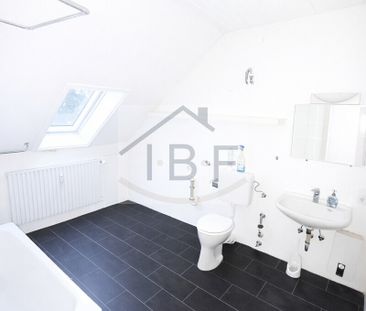 Helle Dachgeschosswohnung mit Balkon – gemütliches Wohnen - Photo 1