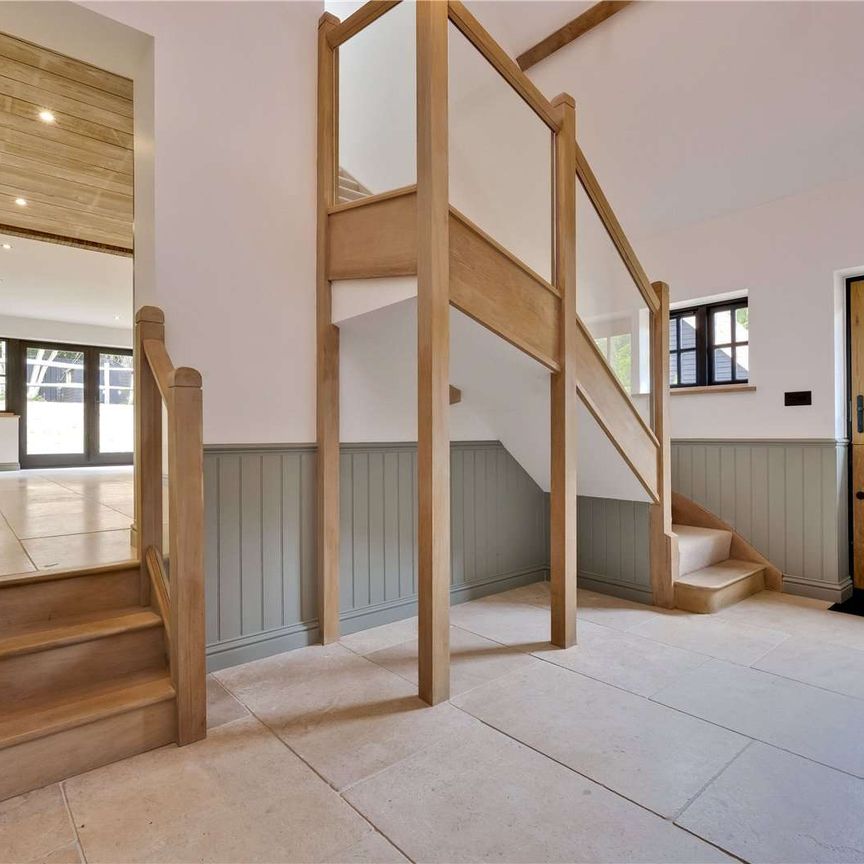 A contemporary barn conversion in the sought-after village of Churt. - Photo 1