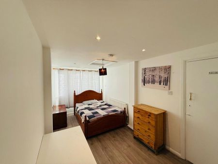 1 bedroom in a house share to rent - Photo 2