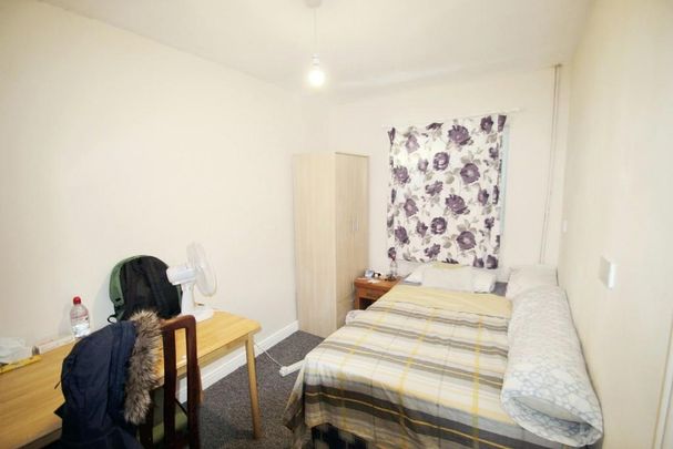 4 bedroom semi-detached house to rent - Photo 1