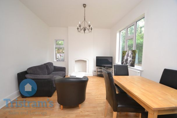 References Pending - 4 bed Semi-Detached House - Photo 1