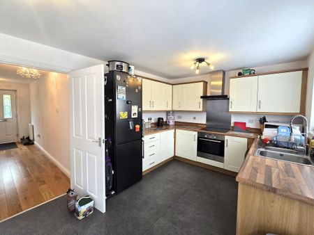 4 bedroom detached house to rent - Photo 3