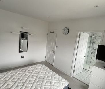 Room in a Shared House, Abbotts Road, CR4 - Photo 4