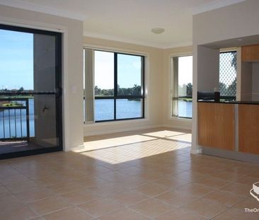 Stunning Townhouse with Prime Location and Breathtaking Views - Photo 5