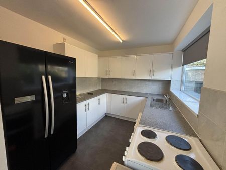 3 bedroom semi-detached house to rent - Photo 3