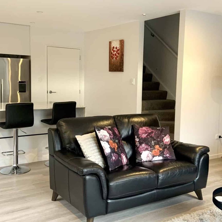 Stunning fully furnished executive townhouse in prime location! - Photo 1