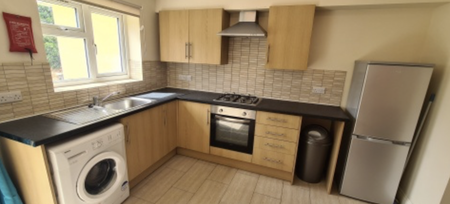 4 bedroom semi-detached house to rent - Photo 5