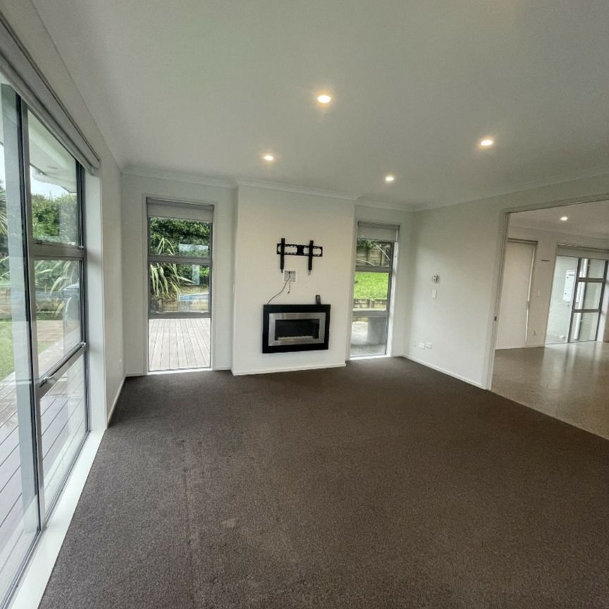 Luxury Living in Prestigious Regis Park, Flat Bush - Photo 1