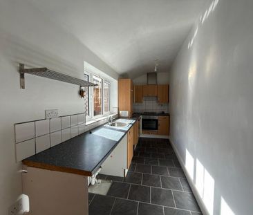2 bedroom end of terrace house to rent - Photo 4