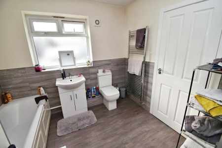 2 bedroom semi-detached bungalow to rent - Photo 4