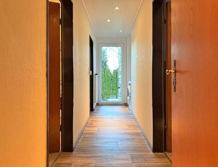 Charmante Dachgeschosswohnung mit Einbauküche, Balkon und Terrasse in ruhiger Lage von Großefehn - Photo 2