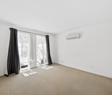 Stylish Townhouse in a Prime Wantirna South Location - Photo 4