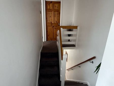Partly Furnished 2 Bedroom Terrace - Photo 5