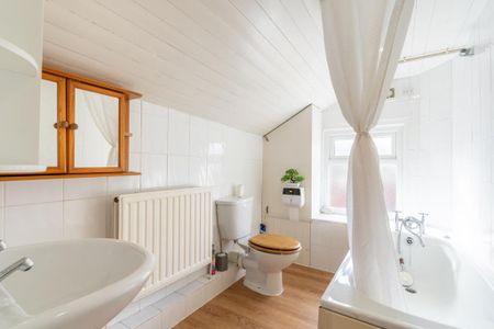 2 bedroom terraced house to rent - Photo 4