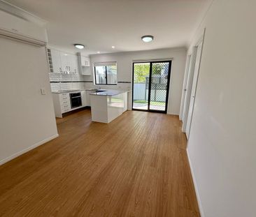 Classy and convenient townhouse in Thorneside! - Photo 2