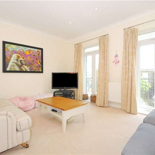 Four bedroom town house in a convenient location for the town centre. - Photo 1