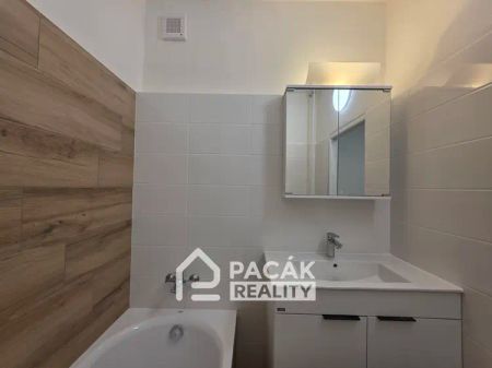 Pronájem prostorného čerstvě zrekonstruovaného bytu 2+1 v Olomouci, ul. Božetěchova - Fotografie 3