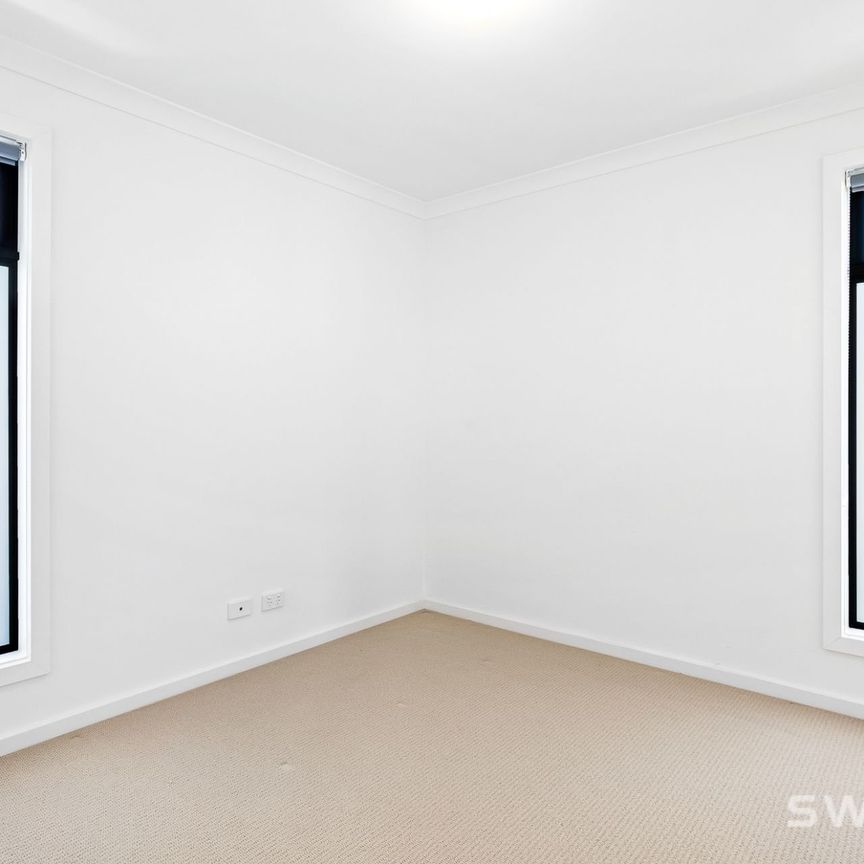 Modern and spacious four bedroom townhouse in prime location - Photo 1