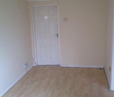 4 bedroom end of terrace house to rent - Photo 2