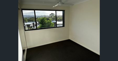 Large 3 Bdrm 2.5 Bath Townhouse With views Close to Nambour CBD - Low Maintenance Living at its Best Rent increases to $660 24th March 2026 - Photo 4