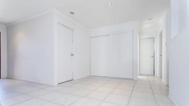 Modern Coastal Living - Spacious 3-Bedroom Home in the Heart of Scarborough - Photo 1