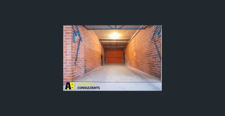 Spacious 2 bedroom 1 bathroom with lock up garage available for rent - Photo 5