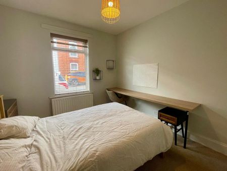 4 bedroom terraced house to rent - Photo 5